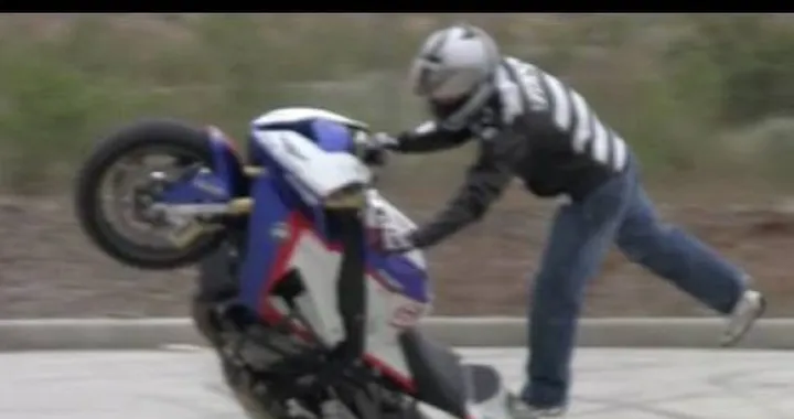 Video: stunt riding con una BMW S 1000 RR