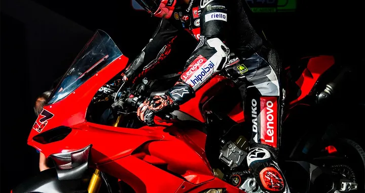 Bagnaia vola a Misano con una Ducati stradale: tempi da MotoGP