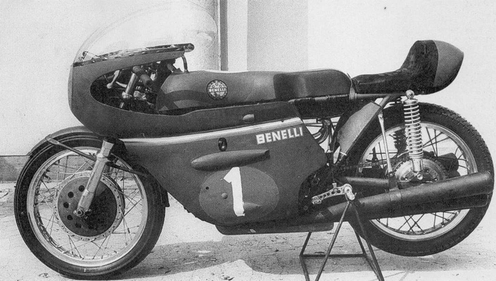 Amarcord, Natale 1964: in fila al centro di Pesaro per toccare con mano la Benelli 250 “quattro” di Tarquinio Provini