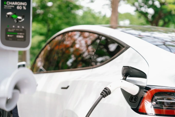 Auto elettriche, i prezzi calano ma nessuno le compra