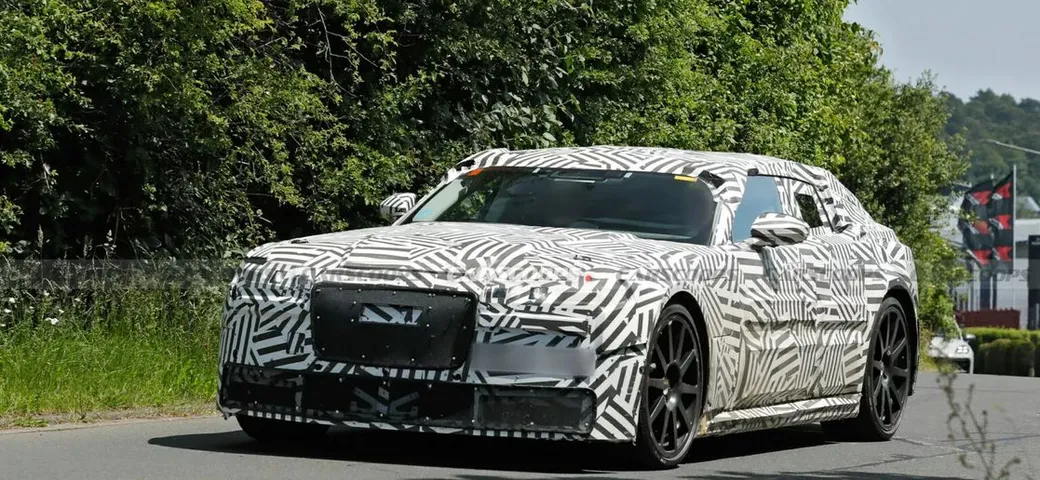 Jaguar avvistata al Nürburgring la GT elettrica: massiccia e squadrata