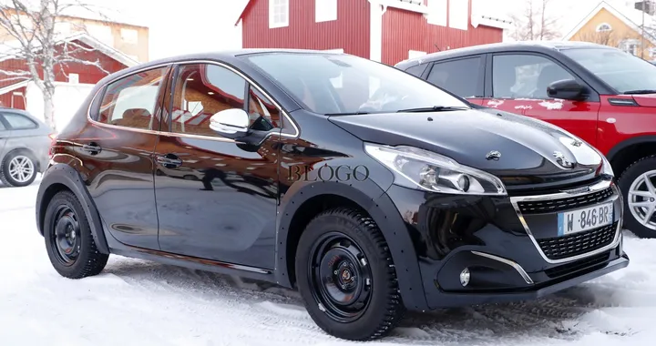 Peugeot 208: foto spia della nuova generazione