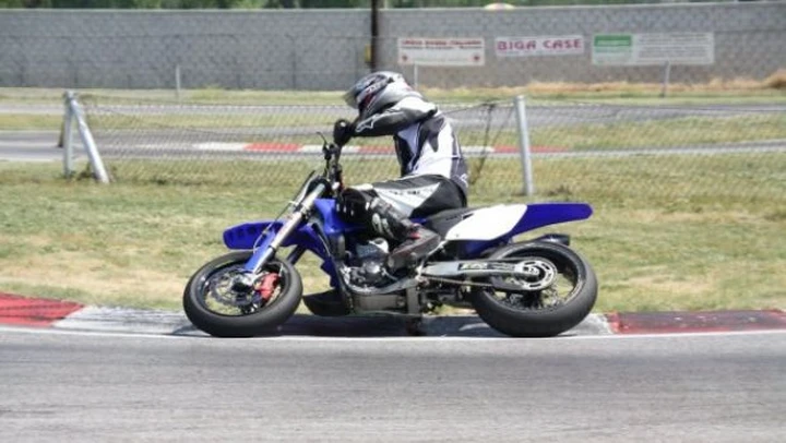 Scatto in Corsa: Yamaha YZ450F Supermotard a Pomposa