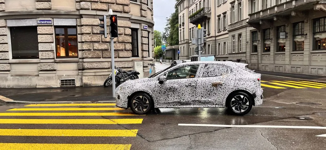 Nuova Renault Clio 6, l'ultima foto spia prima del debutto