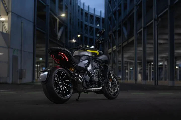 Ducati Diavel V4 2025: look audace con la nuova livrea black roadster
