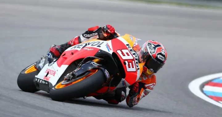 MotoGP Brno 2014, Marquez in pole: "Spero che Rossi e Lorenzo si inseriscano nella battaglia"