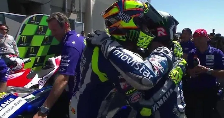 Sepang: Rossi e Lorenzo, addio rancori? Quel doppio tocco di spalla che chiude la “guerra” in MotoGP