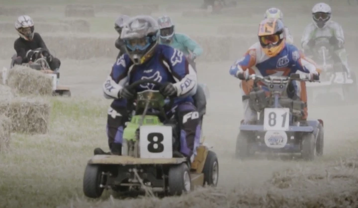 Red Bull Cut It: l'incredibile gara di trattorini tagliaerba [Video]