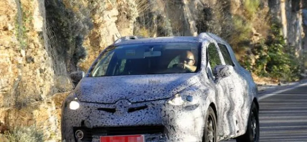 Foto spia Renault Clio SporTour
