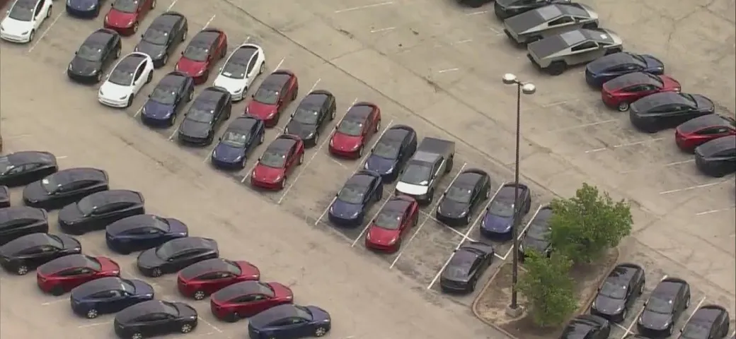 Un parcheggio abbandonato pieno di Tesla, cosa sta succedendo