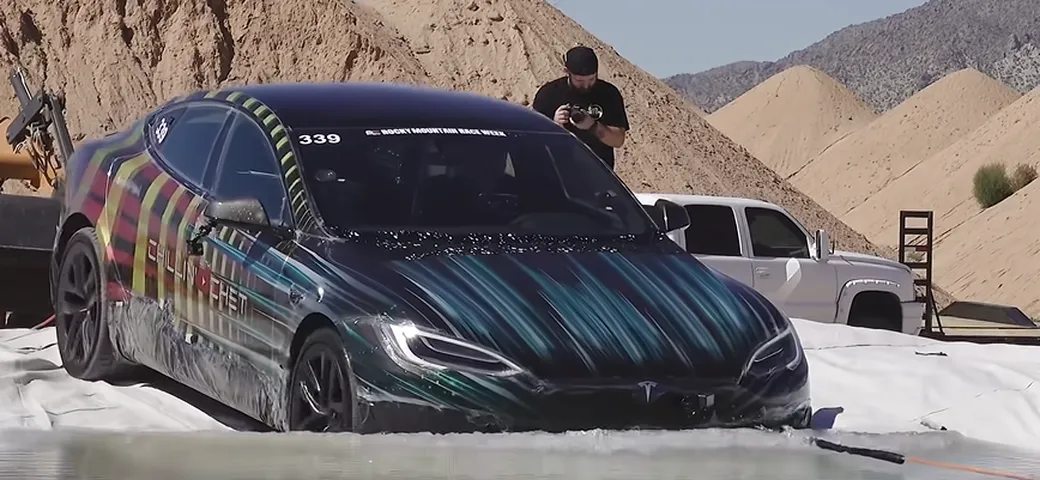 Tesla Model S Plaid: va sott'acqua e funziona ancora [Video]
