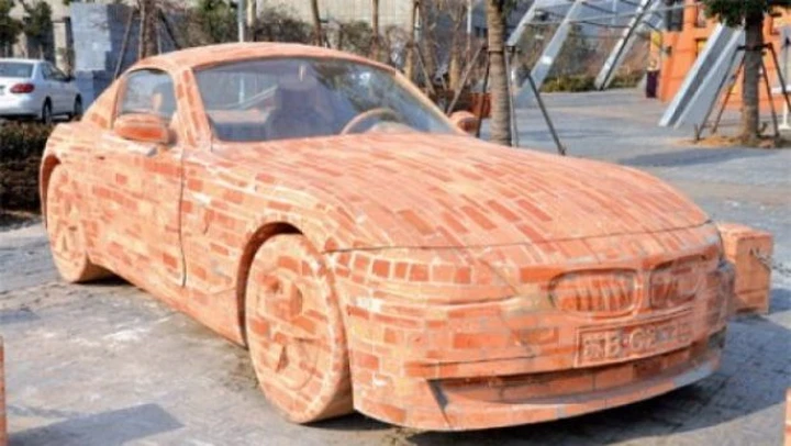 Foto della Settimana: una BMW Z4 Coupè di mattoni