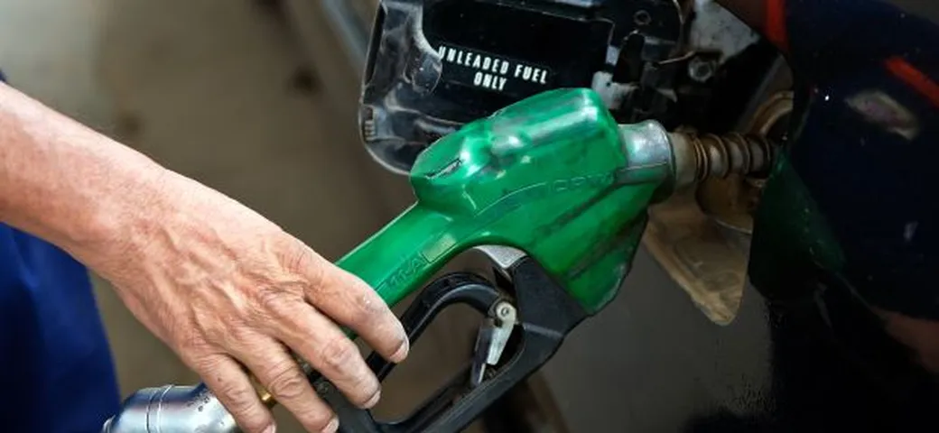 Dà fuoco al benzinaio per ripicca