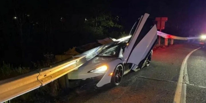 McLaren 600 LT: un esemplare distrutto dal guard rail