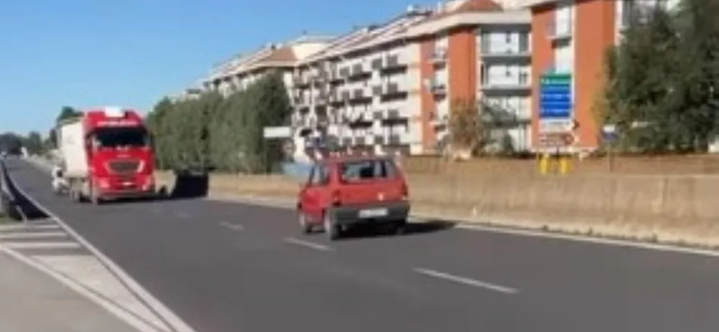 Con la vecchia Fiat Panda contromano sulla statale [Video]