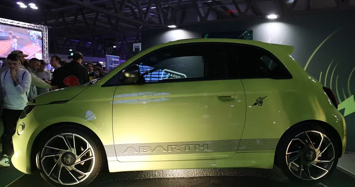 Abarth 500e: tour europeo e ordini della Scorpionissima