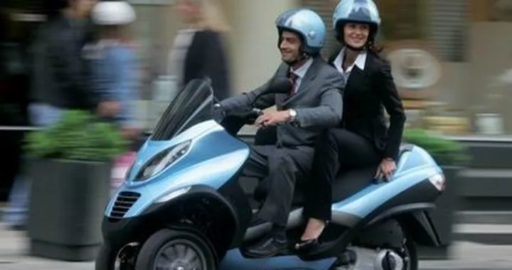 A Parigi c'è il mototaxi Mp3