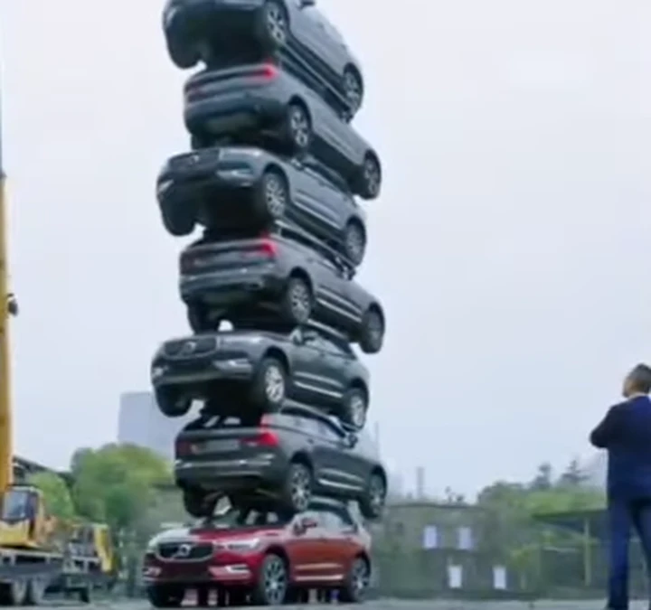Volvo costruisce una scenografica torre con... sette XC60 impilate [Video]