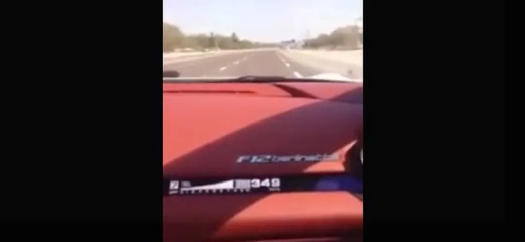 A 350 km/h in autostrada con una Ferrari F12berlinetta. Guida Vettel?