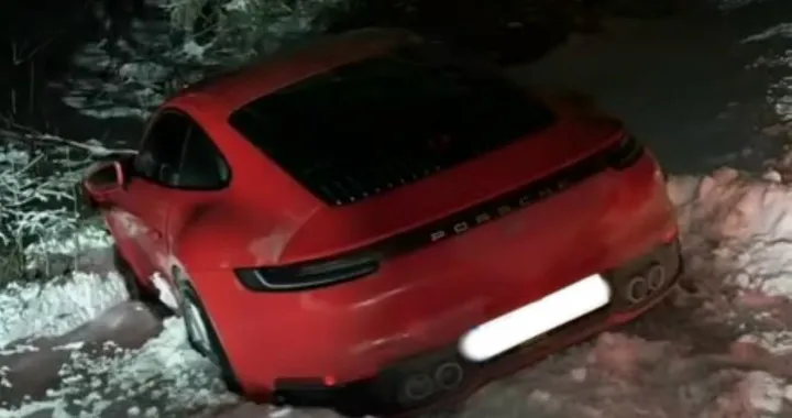Toyota GR Yaris recupera una Porsche 911 sulla neve [Video]