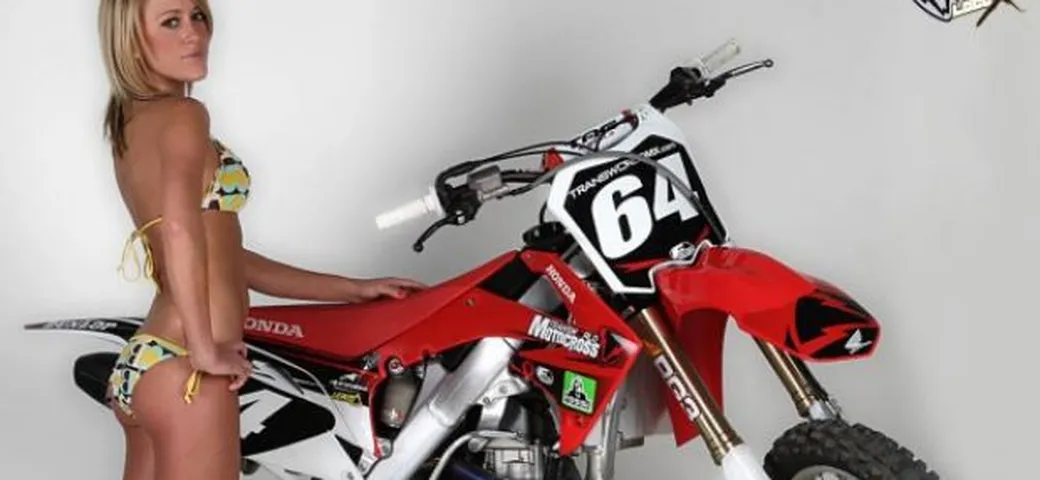 Sexy Bikers: Courtney, la moto e il divano