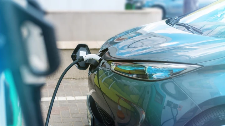 Auto elettriche: la sostituzione batteria potrebbe costare meno di un motore termico