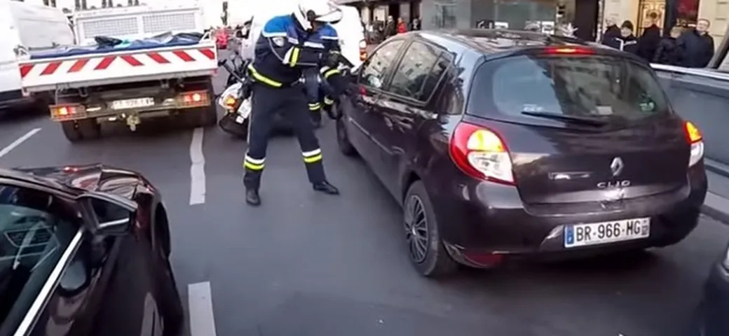Auto investe pedone sulle strisce e fugge... ma Babbo Natale lo ferma!