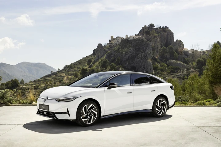 Volkswagen ID.7: prime immagini ufficiali della nuova berlina elettrica