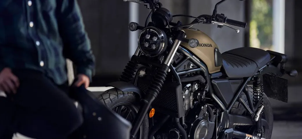 Honda CL500 2025: scrambler retrò con comfort, stile e nuove colorazioni