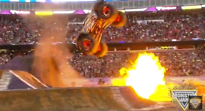 Il primo doppio backflip al volante di un Monster Truck