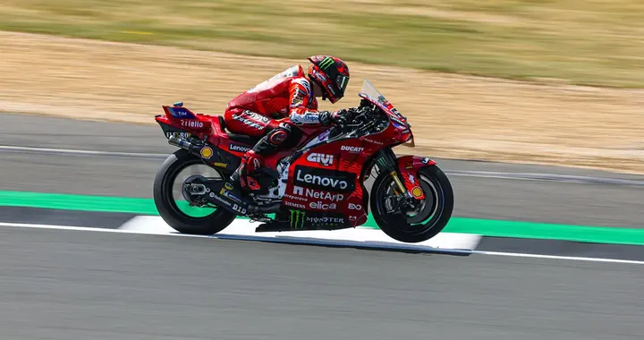 Silverstone amaro per Bagnaia: problemi all’avantreno e feeling da ritrovare