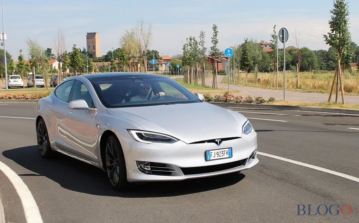 Auto elettriche: Una Tesla Model S prende fuoco da sola a Shanghai [Video]