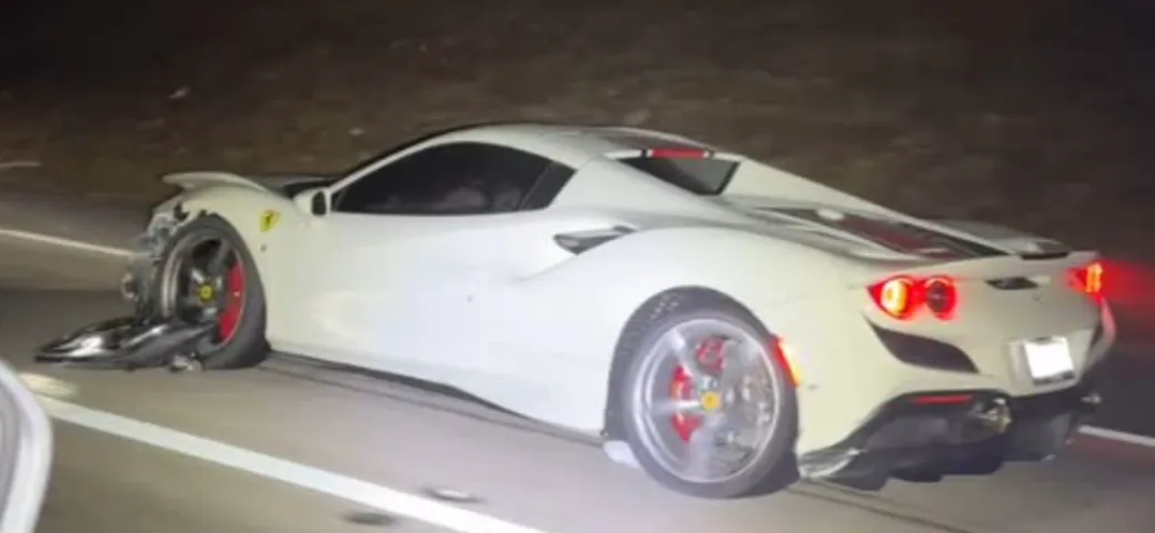 Ferrari F8 Spider si schianta ed è a pezzi, ma continua ad andare [VIDEO]