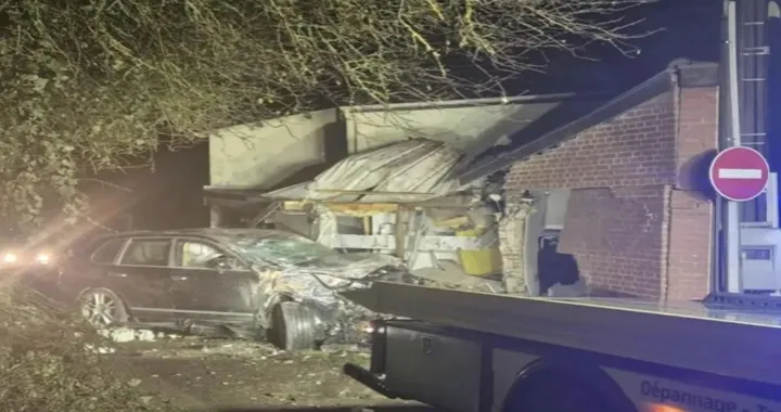 Porsche Cayenne rubata sfonda muro di casa, famiglia evacuata