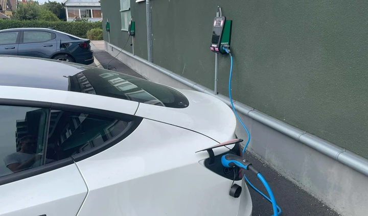 Vuole una wallbox per l’auto elettrica, il preventivo è da 9.400 euro