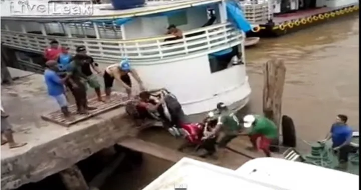 Come tuffarsi in acqua con la moto [Video]