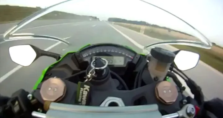 Ninja 1000 a 300 kmh sullAutobahn superata da una Audi RS6