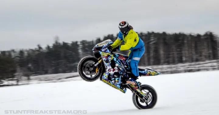 Winter Mayhem: drifting sul ghiaccio con una GSX-R 1000 [video]