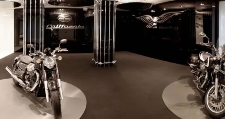 Eicma 2012: Fuorisalone Moto Guzzi e Vespa nel centro di Milano