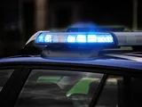 Usa la sirena per saltare il traffico: multato e denunciato
