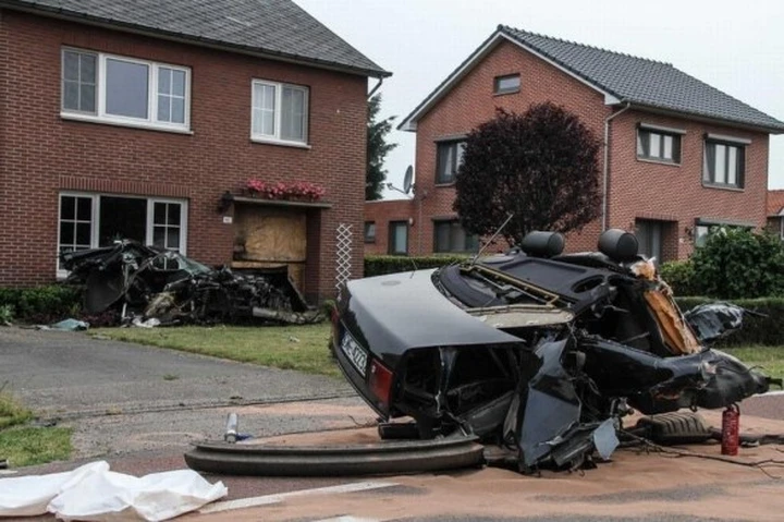 Terribile incidente in Belgio: l'Audi è divisa in due!