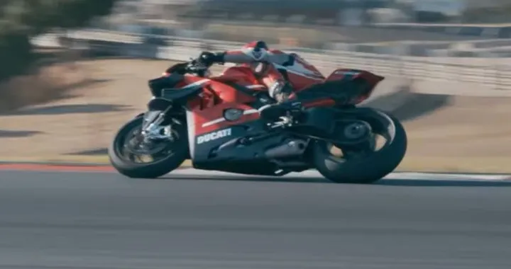 Ducati, un nuovo video sulla V4 Superleggera: ce la racconta il collaudatore Alessandro Valia