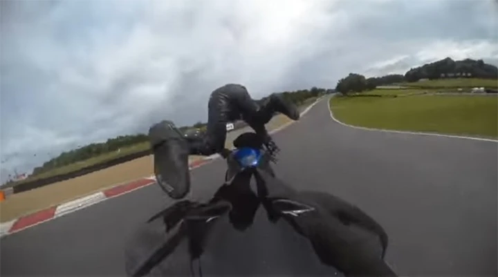 Highside a Brands Hatch su una Suzuki GSX-R600 [Video]