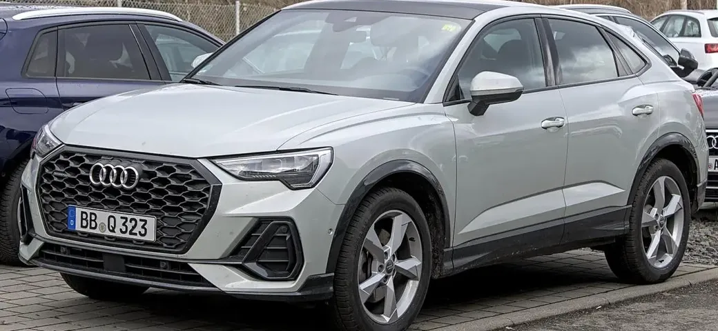 Corre troppo veloce con l'Audi della mamma: neopatentato finisce male