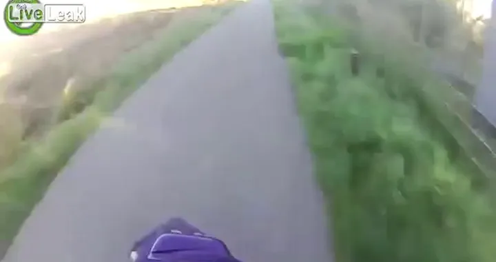 Scooter sfugge alla polizia in moto