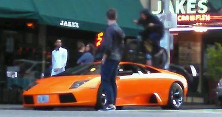 Il ciclista salta una Lamborghini con la BMX