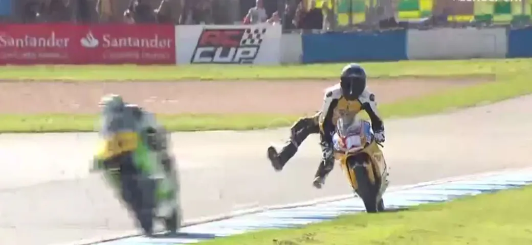 British Moto3, numero spettacolare di Victor Rodriguez [Video]