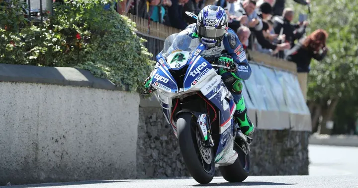 Tourist Trophy: Hutchinson vince in SBK con Dunlup out