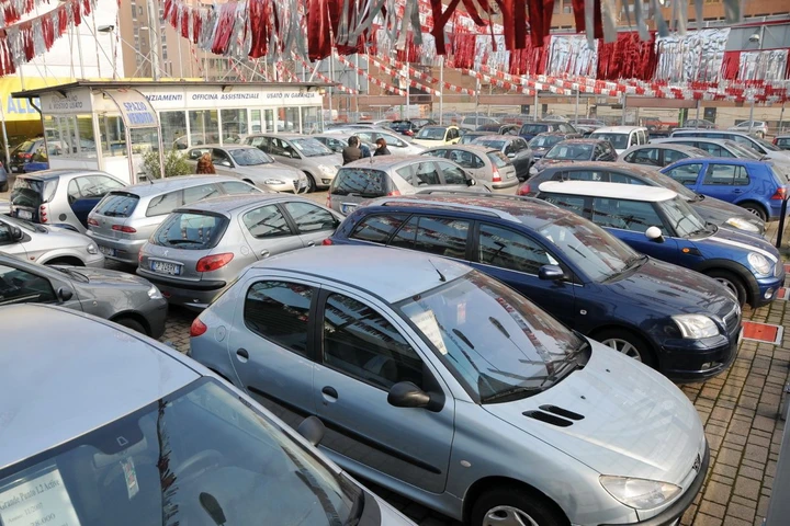 Schilometrava le auto usate, rivenditore nei guai: maxi sequestro