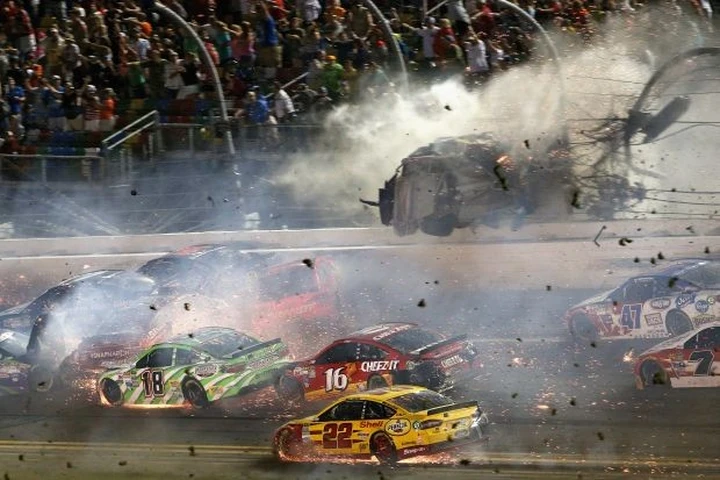 Nascar: Austin Dillon vola contro le barriere. Il video dalle tribune